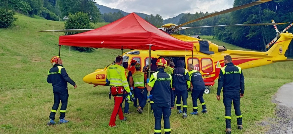 Si allontana dal ristorante e scivola per 25 metri in un dirupo: ritrovata 77enne dispersa nei boschi
